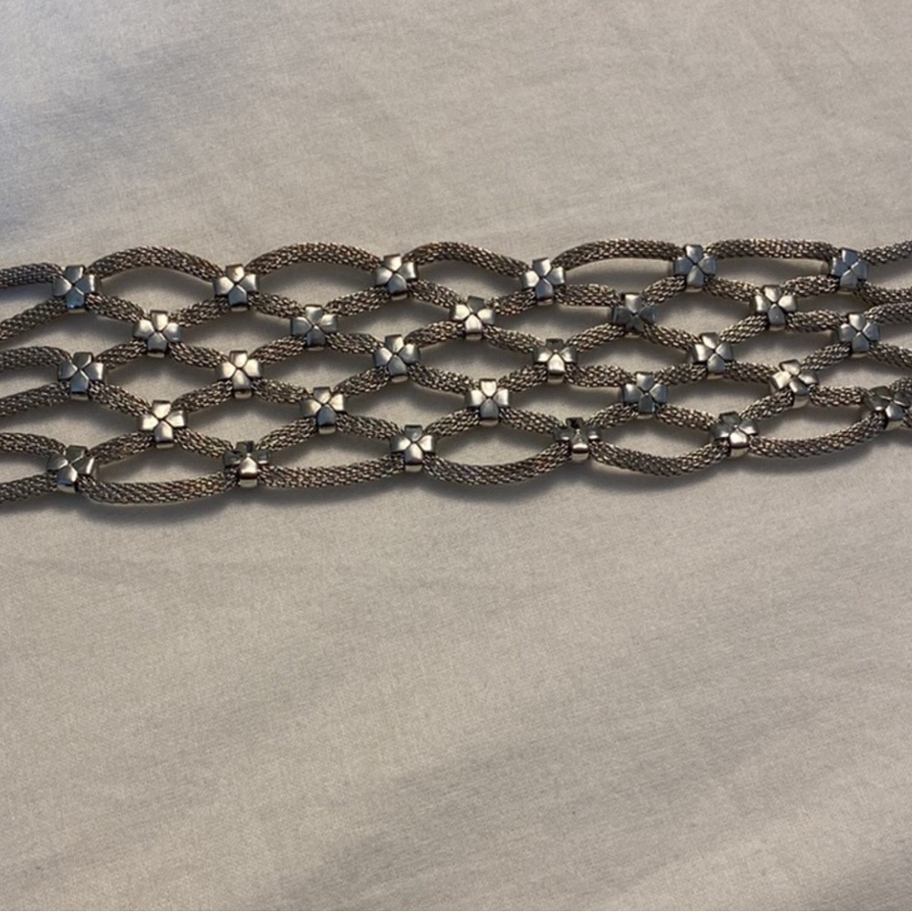 Silver tone magnetic clasp bracelet - Picture 2 of 4
